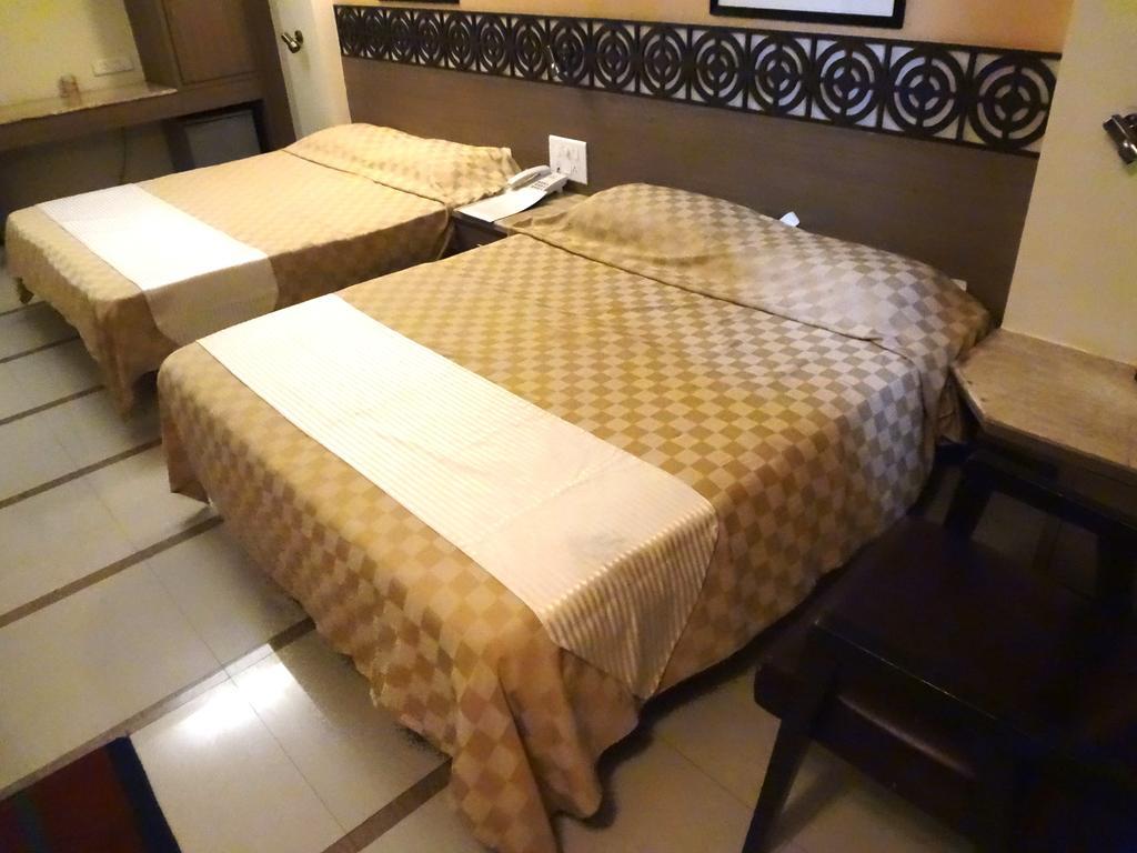 Hotel Samrat Мумбай Екстериор снимка